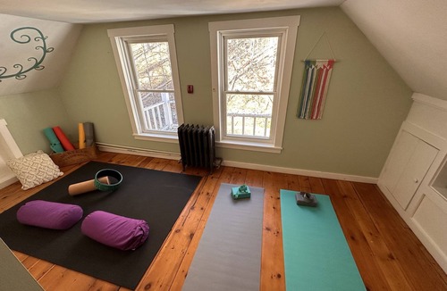 Proctorsville House | Hot Tub - 7 bedrooms - 5 minutes from Okemo Ski - enchanting 200 year old VT inn