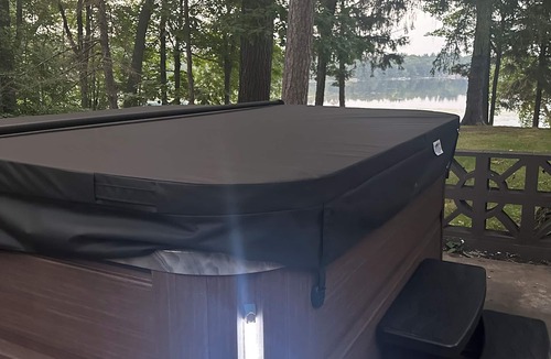 Deerwood House | Hot tub, fishing, lake front-relax! retreat Sleeps 16