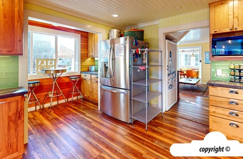 Seaside House | HOT TUB: THE BEACH BALL HOUSE: 650ft to BEACH: Seaside Vacation Homes, Inc Mana