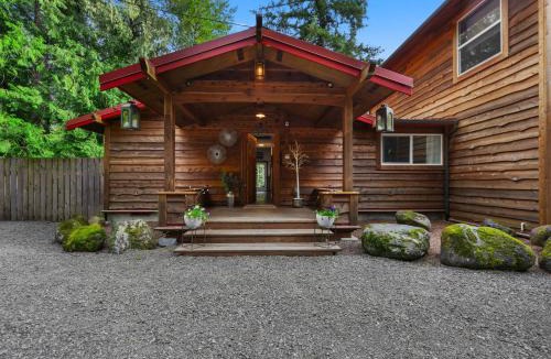 Marmot House | Howard's Hideaway Riverfront Pet Friendly Cabin