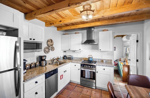 Southside House | Hummingbird House, 3BD/2BA Charmer, Firepit, Patio