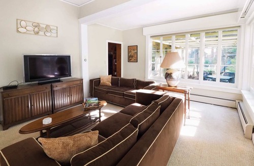 Stockbridge House | Iconic Historical Downtown Stockbridge, Sleeps 15