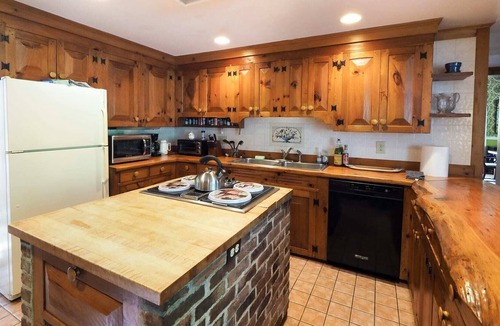 Stockbridge House | Iconic Historical Downtown Stockbridge, Sleeps 15