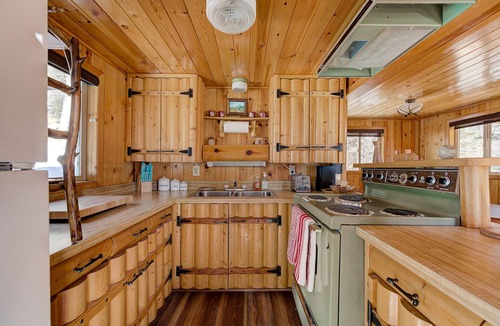 Red River Cabin | Iconic Mountain Cabin | River | Couples | Peaceful (pet-friendly)