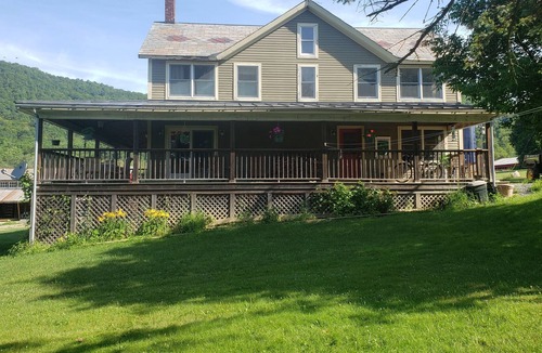 Town of White Creek House | Idyllic Farm Cottage