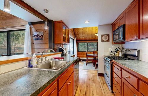 Overlook Park Cabin | in Sunriver with SHARC amenities, washer&dryer, & dog-friendly