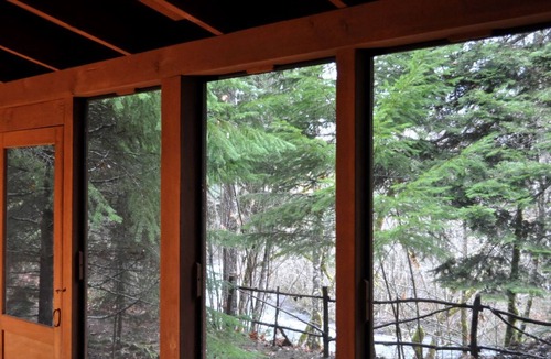 McKenzie Bridge Cabin | Intimate Creekfront Cabin with Private Sauna near Willamette National Forest