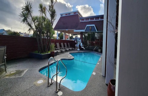 Downtown Hotel | Inviting Room Perfect for Families or Couples in Eureka, CA - with Outdoor Pool!