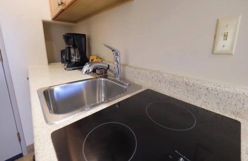 Oak Creek Apartment | Inviting Sedona Studio w/Kitchenette, BBQ Area & Poolside Fun