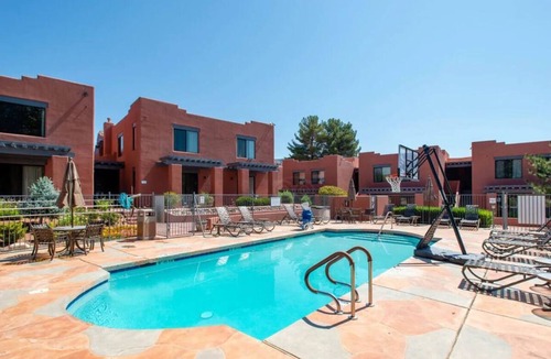 Oak Creek Apartment | Inviting Sedona Studio w/Kitchenette, BBQ Area & Poolside Fun