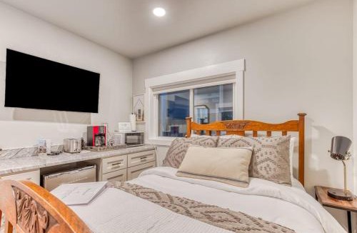 Welches Apartment | Inviting studio with kitchenette & scenic forest setting