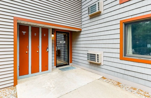 Bartlett Condo | Inviting Two-Story Condo w/Shared Indoor Pool, Game Room, & Mountain Views