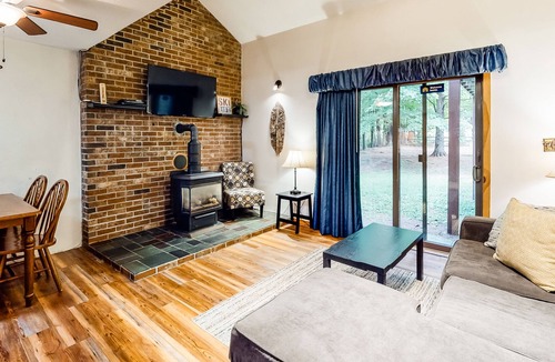 Bartlett Condo | Inviting Two-Story Condo w/Shared Indoor Pool, Game Room, & Mountain Views