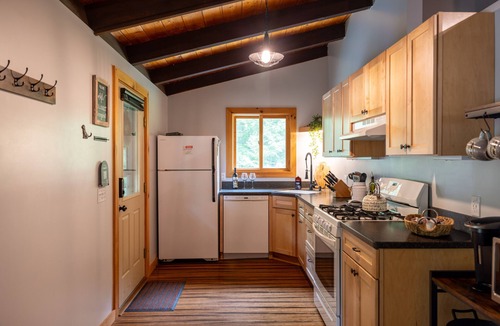 Jeffersonville House | Iron Gate Chalet - 5 Minutes to Smugglers Notch and Wedding Barn!