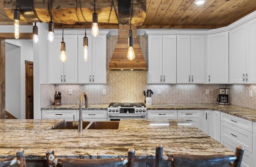 Orderville House | Juniper Mountain Retreat |Hot Tub|Game Room| Views
