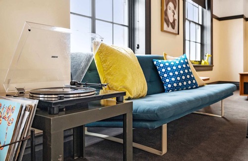 East Liberty Apartment | Kasa | Unique Studio, Steps to Carnegie Museum | The Maverick