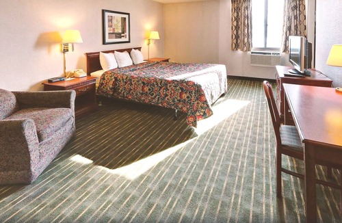 Roseville House | Key Inn Roseville - 1 Queen Bed Non-Smoking