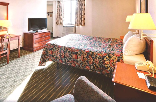 Roseville House | Key Inn Roseville - 1 Queen Bed Non-Smoking