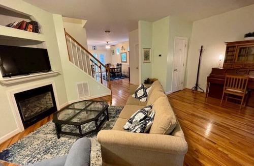 Venable House | King Bedroom, Easy Walk to UVA