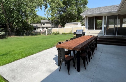 Burnsville House | King Beds, Sleeps 11, *Entertainment Included!*