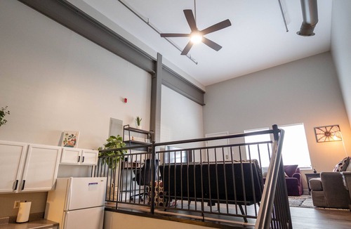 Lafayette Condo | King Centered Downtown Lafayette