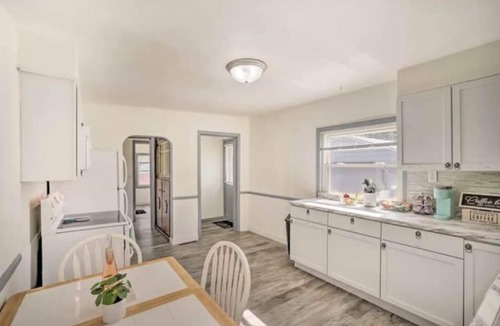 West St. Paul House | King & queen beds with spacious private backyard!