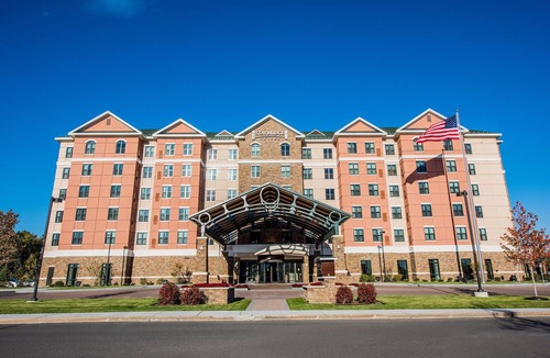 Newtonville Apartment | King Studio Near ALB, Downtown + UAlbany | Pool Access, Free Breakfast!