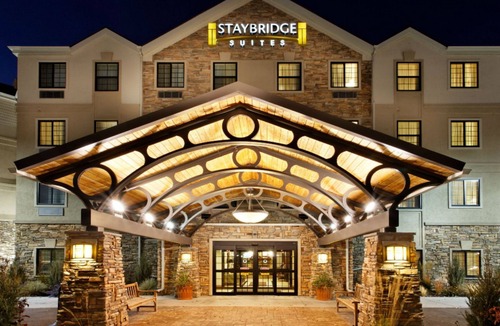 Rochester Condo | King Suite Close to Mayo Clinic! Free Breakfast. Pool & Hot Tub.