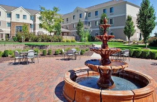 Glencoe Condo | King Suite. Free Breakfast. Pool & Gym. Your Next Trip!