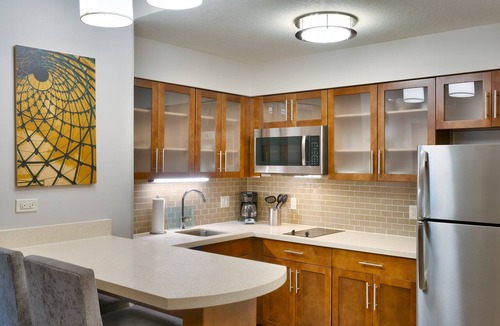 Gainesville Condo | King Suite. Outdoor Pool & Hot Tub. Free Breakfast. 10 Minutes to University of Florida.