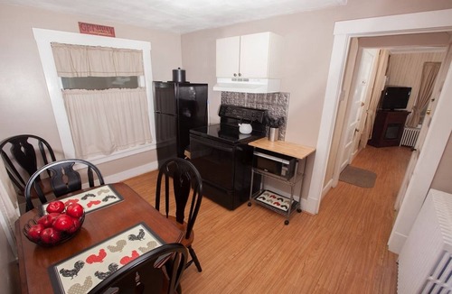 Bennington Hotel | Knotty Pine