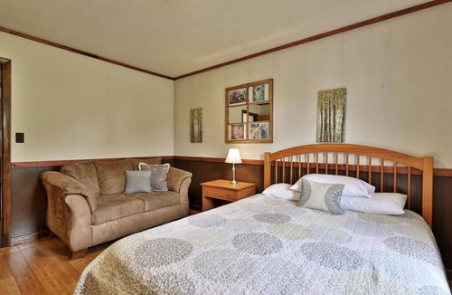 Pittsfield Bed & Breakfast | Korean Gourmet Stay at Swiss Farm Inn - 1 night