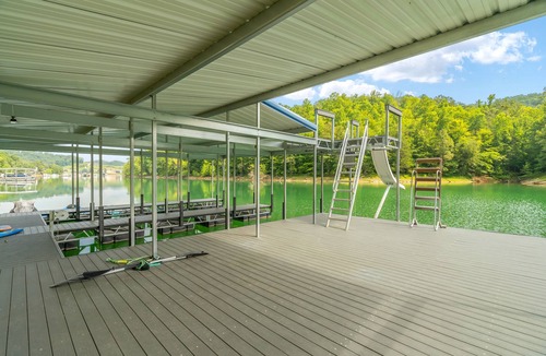 La Follette House | Kozy Kove Lakefront, tram,private cove near jumping bridge, fits 4+ families