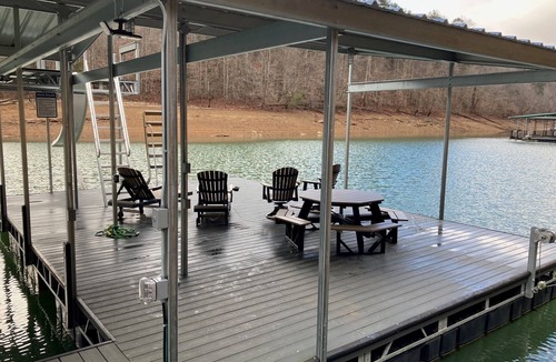 La Follette House | Kozy Kove Lakefront, tram,private cove near jumping bridge, fits 4+ families