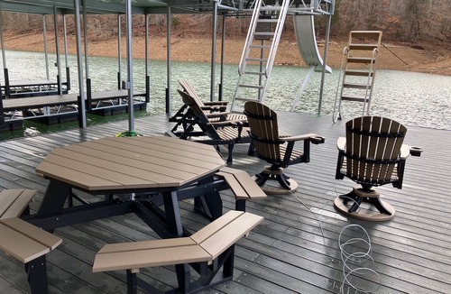 La Follette House | Kozy Kove Lakefront, tram,private cove near jumping bridge, fits 4+ families