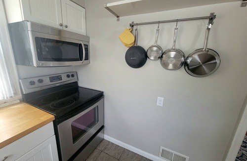 Kutzky Park House | Kutzky Cottage/3 BR, 4 Blocks to Mayo, Family & Pet Friendly, Fenced Yard
