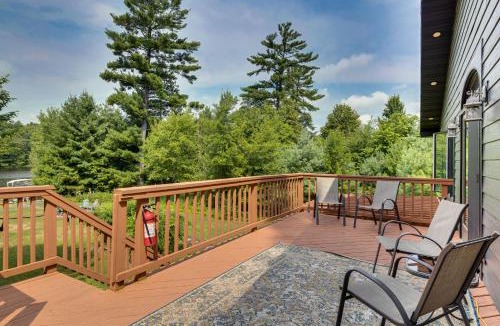 Neillsville House | Lake Arbutus Cabin Private Deck and Hot Tub!