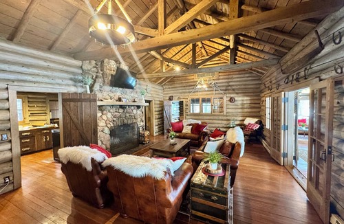 Duluth House | LAKE FRONT Beautiful Secluded Log Lodge Dog-Kid Friendly Sauna Views
