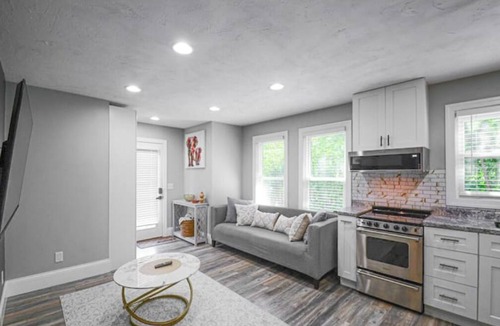 Plymouth House | Lake Life Meets City Vibesnn