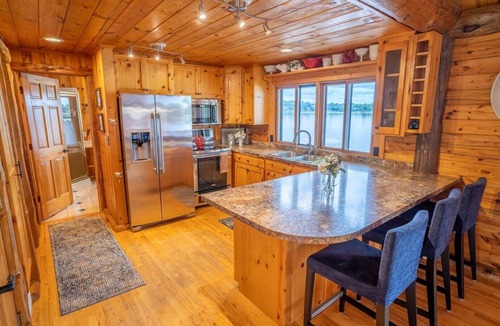 Roseville Cabin | Lake Living in the heart of Twin Cities~Quiet, Relaxing Getaway~