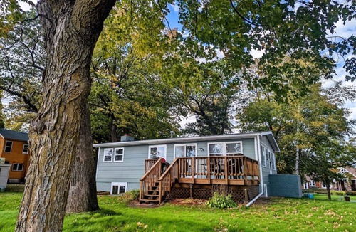 Buffalo Cottage | Lake Martha Cottage: beachside, peaceful & homey