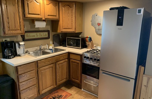 Tomahawk Cottage | Lake Nokomis Breezy Bay Lakeside Cottage Quiet Retreat