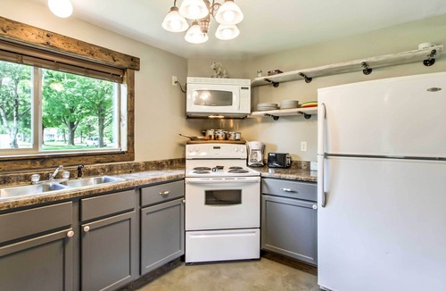 Pepin Cottage | Lake Pepin Cottage w/Patio - Walk to the Marina!
