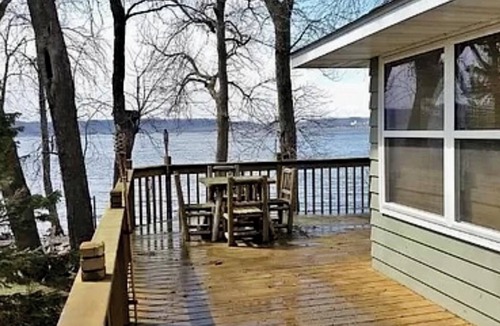 Pepin House | Lake Pepin lakehouse on Private Beach: Dock, Kayaks, Paddleboards.& Peddle Boat…