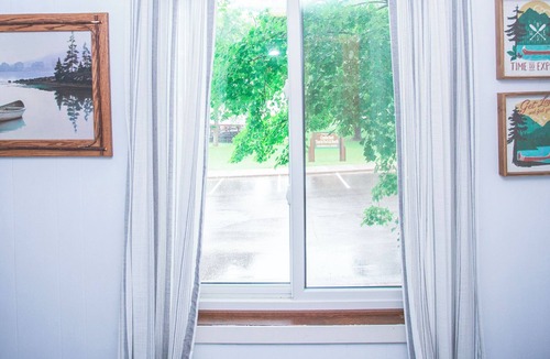 Cumberland House | Lake Street Retreat: Charming Getaway with Stunning Lake View Sunsets