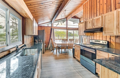 Hadley Cabin | Lake-View Cabin w/Furnished Deck in Hadley!
