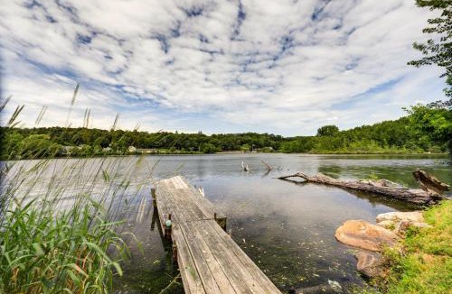 Forest Grove House | Lakefront Cottage 2 Mi to Palladium in Worcester!