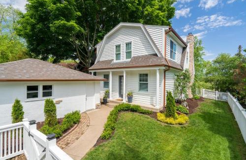 Tonka Bay House | Lakefront Cottage