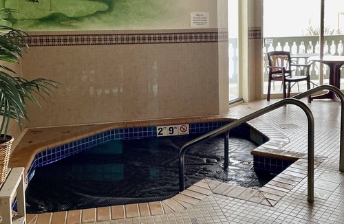 Birchwood Condo | Lakefront Efficiency Condo with Indoor Pool/Hot Tub - Tagalong Resort Unit 431B