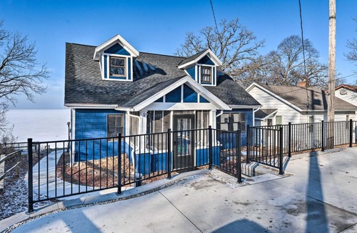 Lake Koshkonong House | Lakefront Home w/Gorgeous Sunsets, Kayaks, & Pier